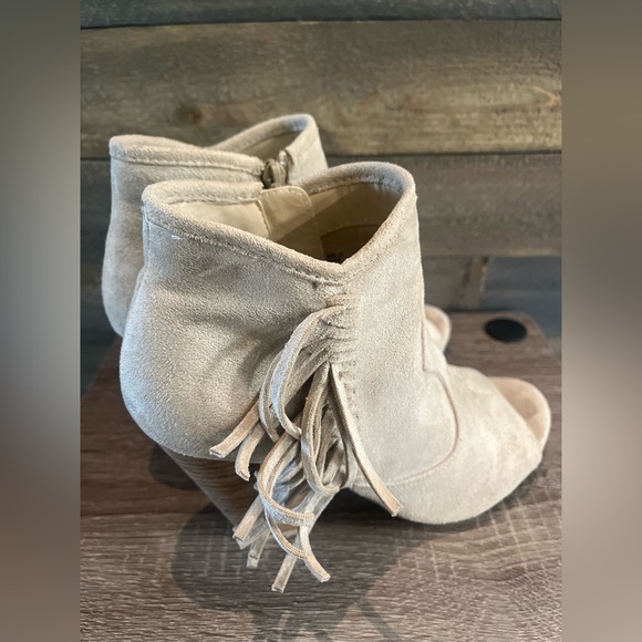 Coconuts by Matisse Size 8 Arlo Cream Faux Suede Open Toe Ankle Booties - Picture 12 of 16